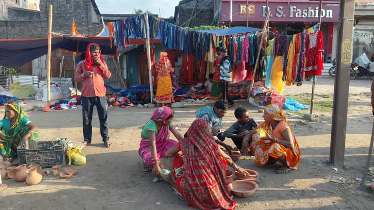 तीज और चौठचंद्र पर्व  को लेकर बाजारों में उमड़ी भीड़, बढ़ी रौनक