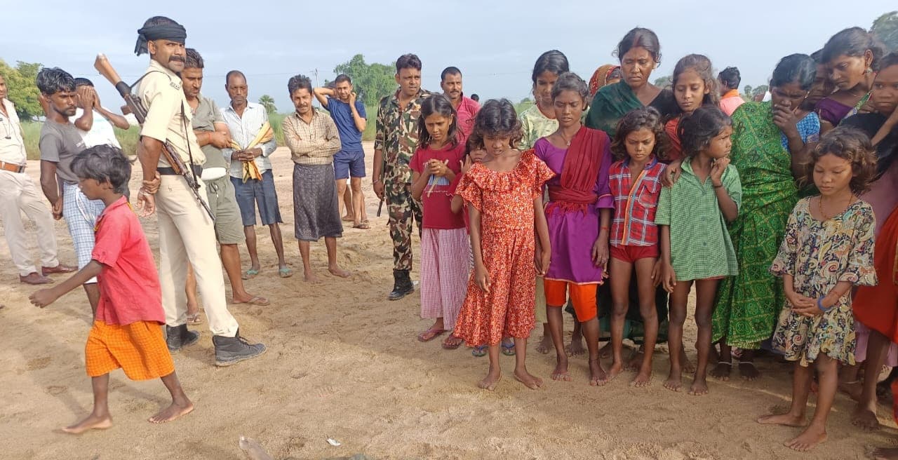 निलांजन नदी से मिला युवक का शव