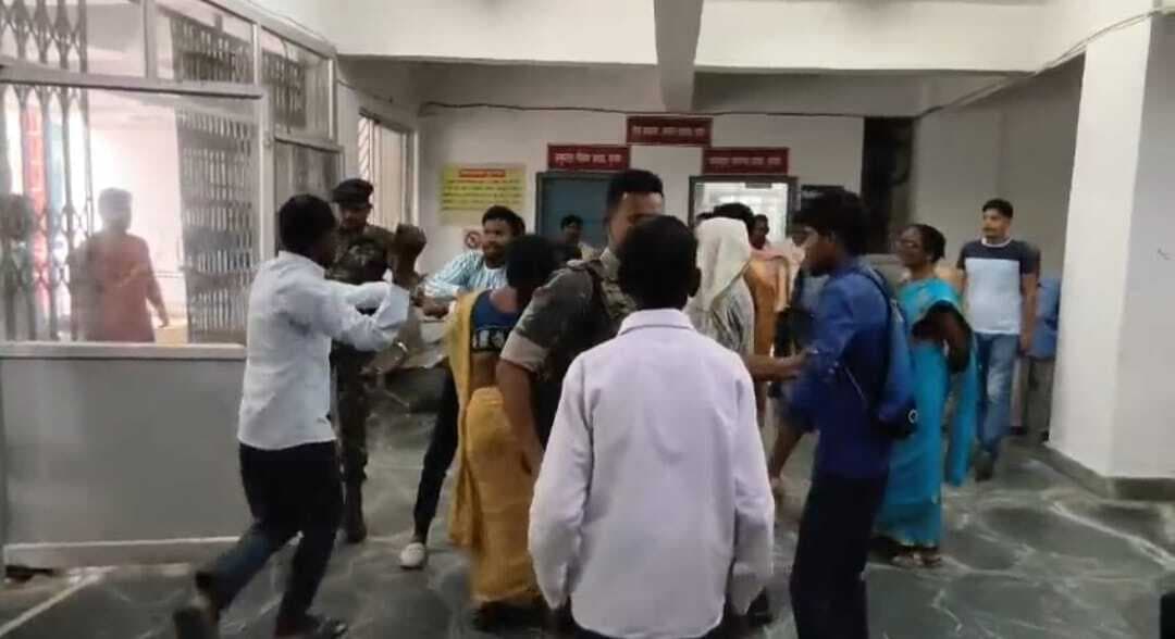 जमीन विवाद में सुनवाई के लिए पहुंचे दो पक्षों में मारपीट, वीडियो वायरल