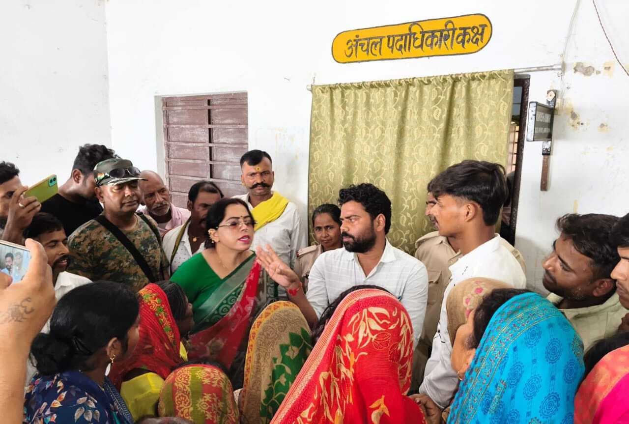 बाढ़ पीड़ितो के साथ बरारी सीओ के भेदभाव रवैये के विरूद्ध पीड़ितों ने किया घेराव