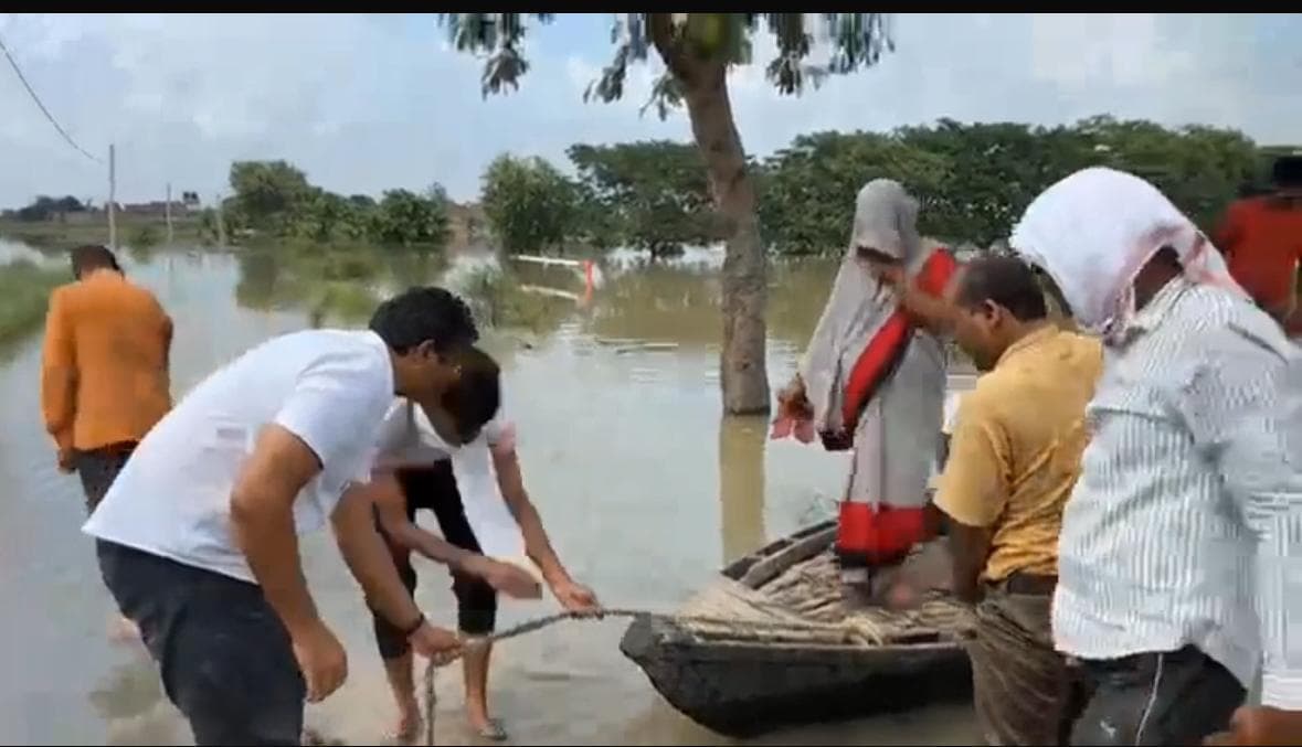 प्रसव पीड़ा से कराह रही महिला को नाव से भेजा गया अस्पताल