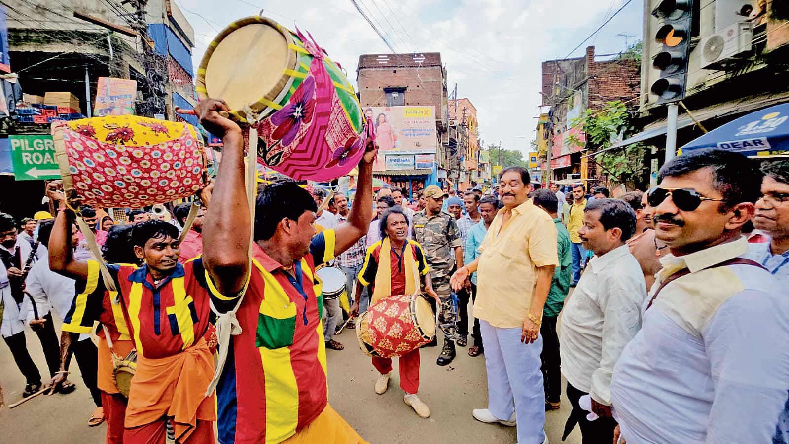 बांकुड़ा : ‘दुर्गापूजा में बाहर गये ढाकियों को बांग्लादेशी कह दबोचा, तो संसद तक करेंगे मार्च’