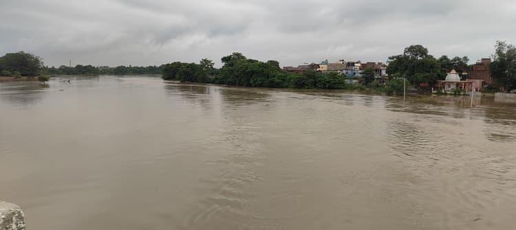 कर्मनाशा नदी का जलस्तर बढ़ने से यूपी-बिहार का संपर्क टूटा