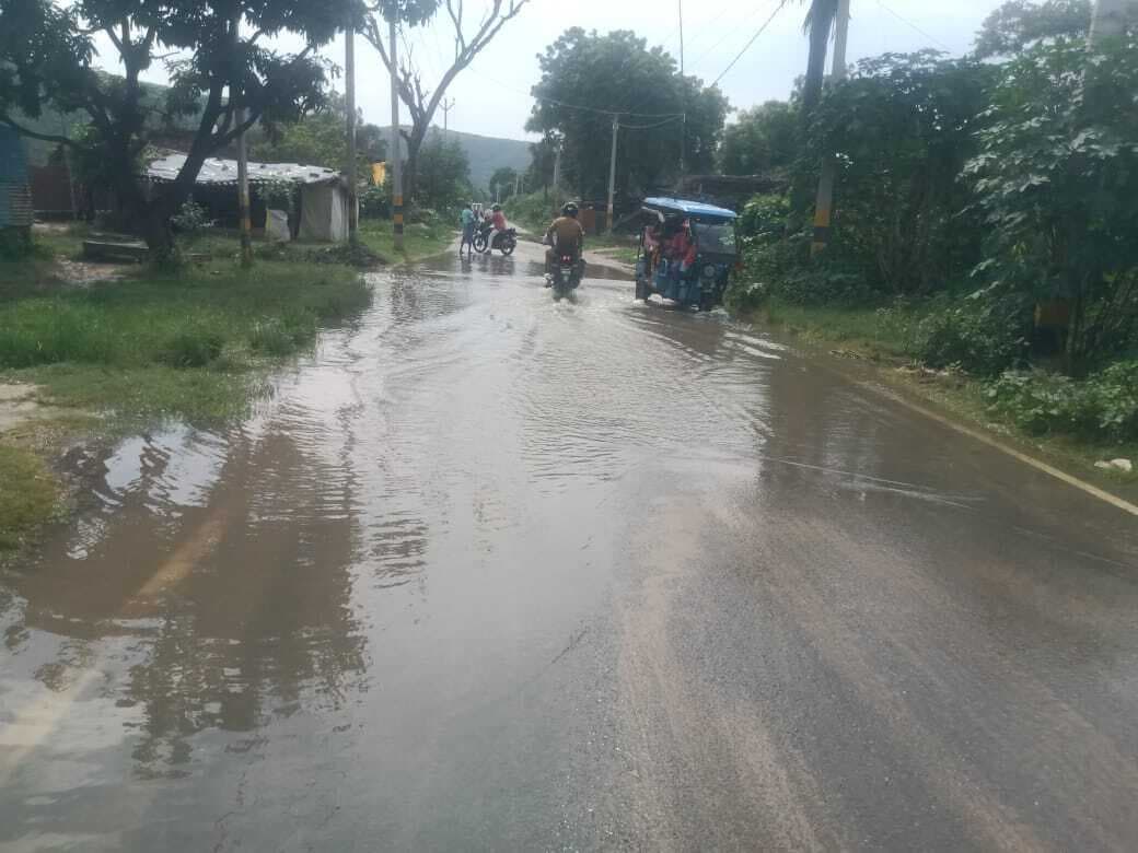 जलनिकासी बंद होने से सड़क पर बह रहा पानी, फसल भी डूबी