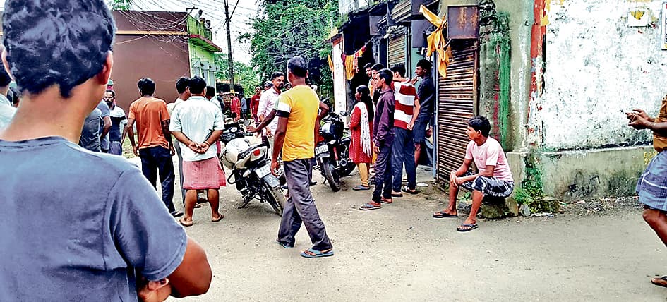 चाल धंसने से जख्मी हुए युवक की इलाज के दौरान मौत, डॉक्टर को परिजनों ने घेरा