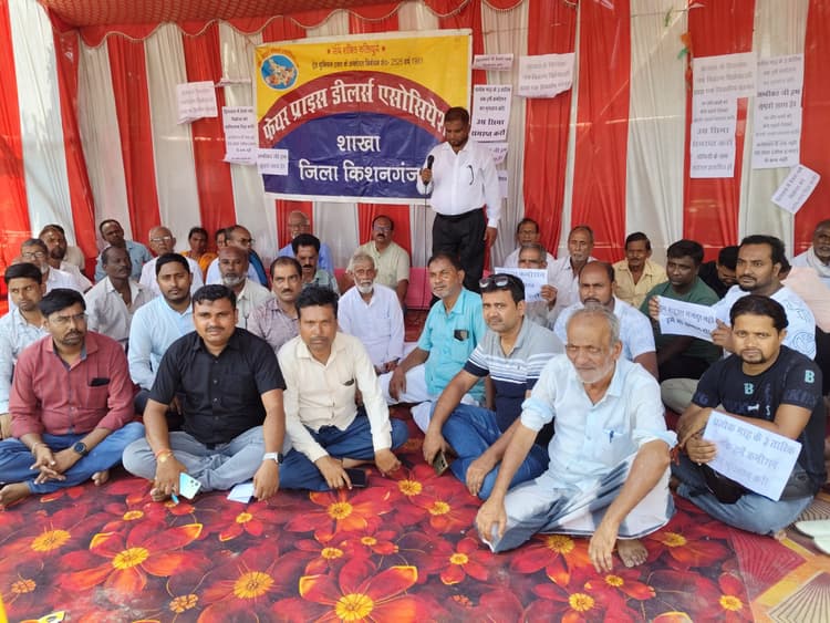 पटना में पीडीएस डीलरों पर लाठी चार्ज के विरोध में डीलरों ने दिया धरना