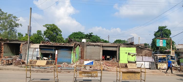 चेतावनी के बाद चकाई मोड़ से हटाया जा रहा अतिक्रमण