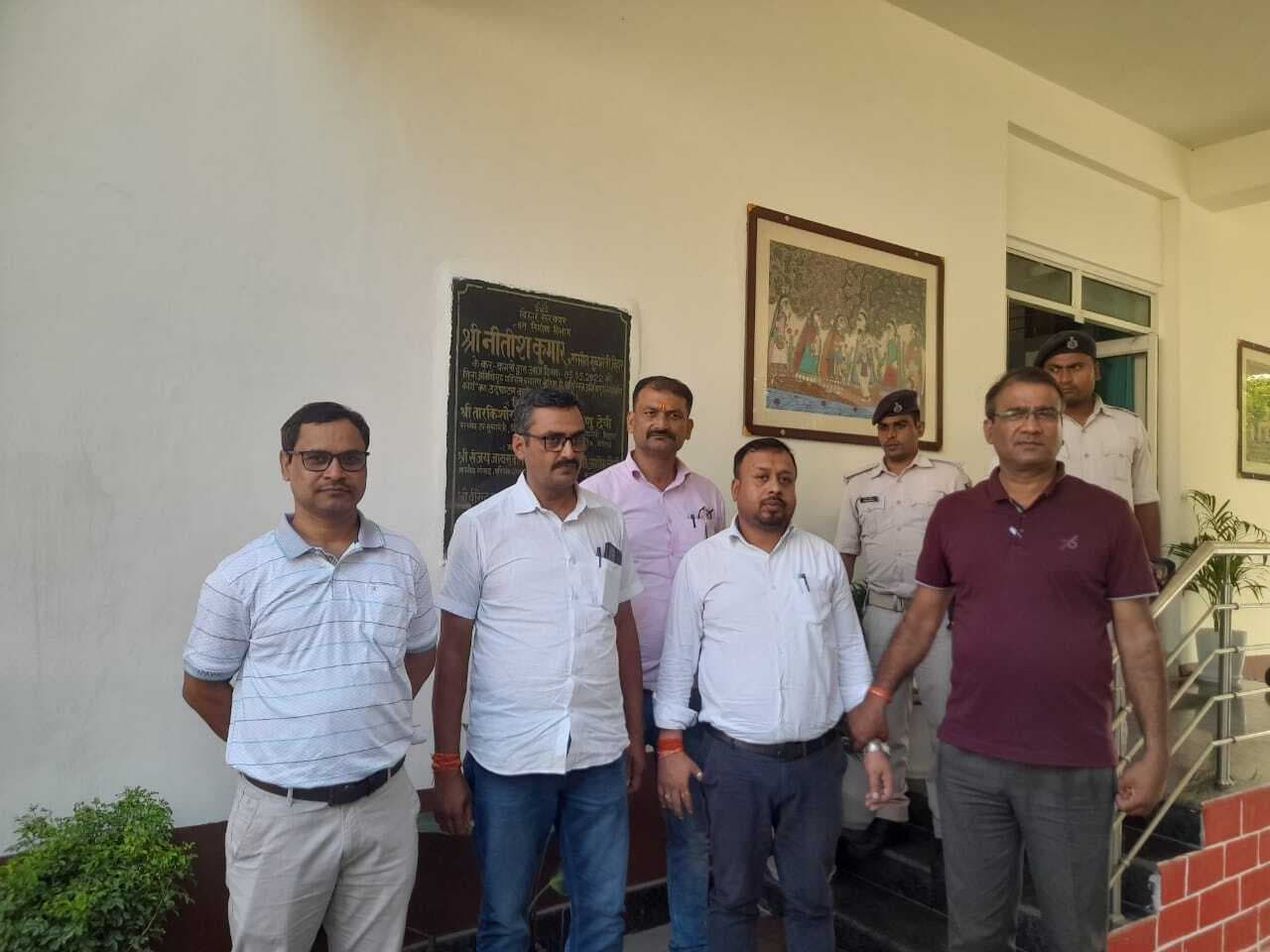 Bettiah : पश्चिम चंपारण में एक लाख रुपये रिश्वत लेते जिला मत्स्य पदाधिकारी गिरफ्तार, डीपीओ हिरासत में