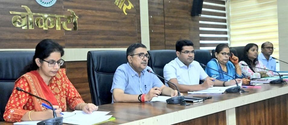 Bokaro News : विद्यालय-आंगनबाड़ी केंद्रों में पानी, बिजली व शौचालय को करें दुरुस्त : उपायुक्त