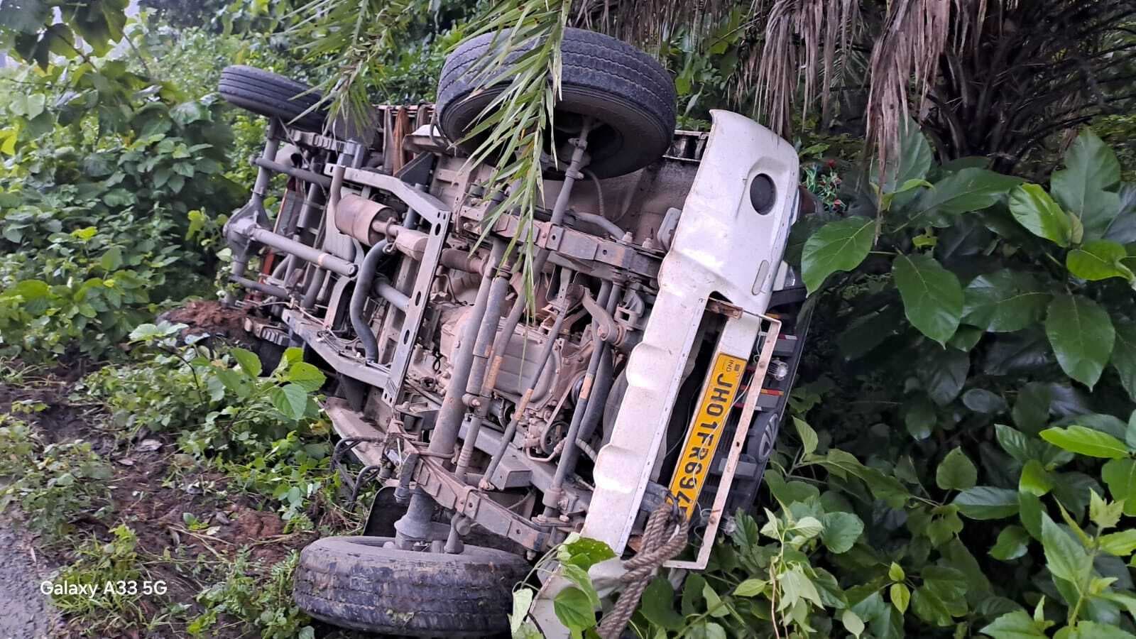 सब्जी लदा पिकअप पलटा, कोई हताहत नहीं