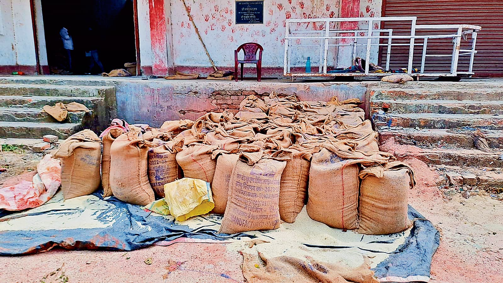 Gopalganj News : कुचायकोट में फ्री का राशन बांटने में धांधली, आठ दुकानों के लाइसेंस रद्द