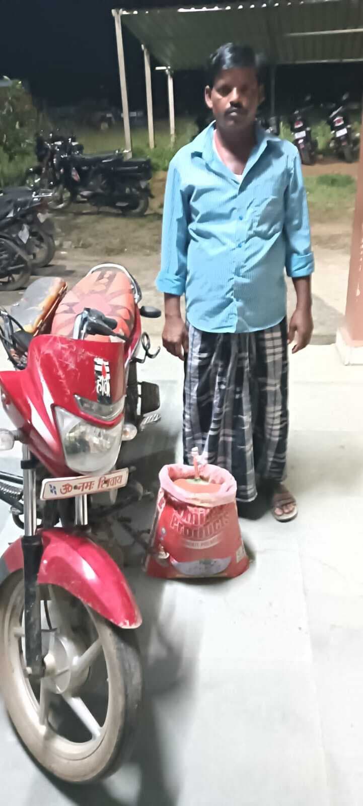 धनकुंड पुलिस ने शराब के साथ एक बाइक सवार तस्कर को किया गिरफ्तार