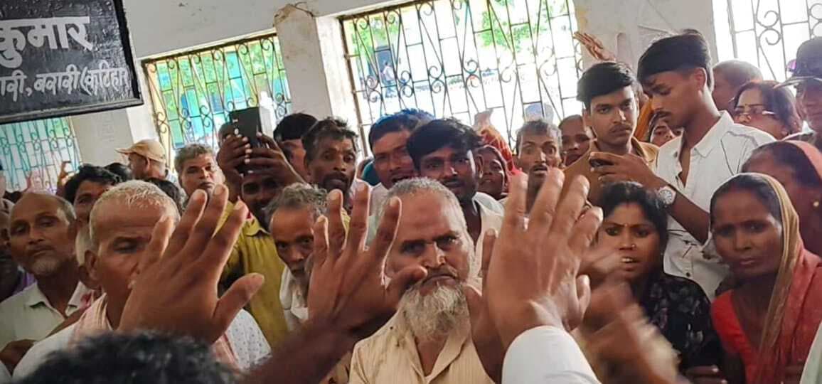 बाढ़ पीड़ितों पर अंचल में सीओ के साथ अभद्र व्यवहार का आरोप