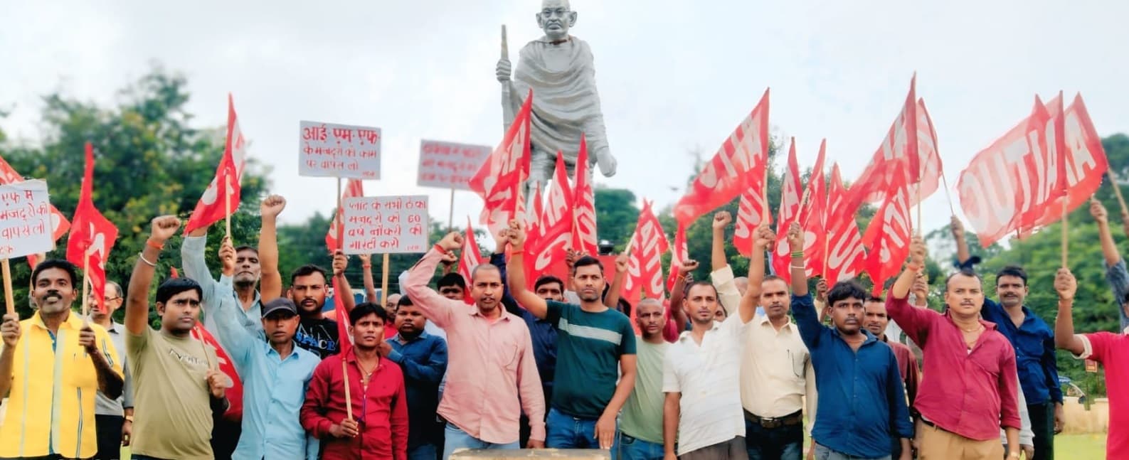 Bokaro News : मांगों को ले ठेका मजदूरों ने किया प्रदर्शन