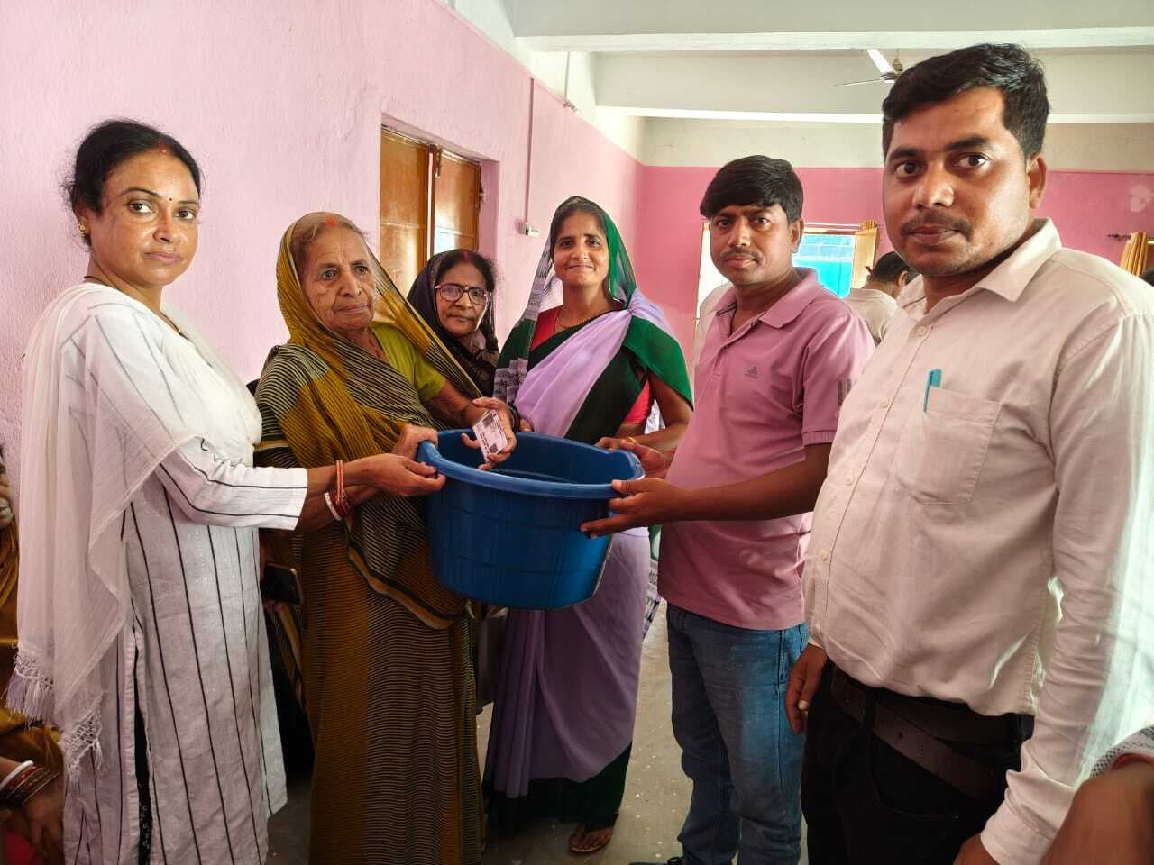 Giridih News: फाइलेरिया मरीजों के बीच किया गया किट का वितरण