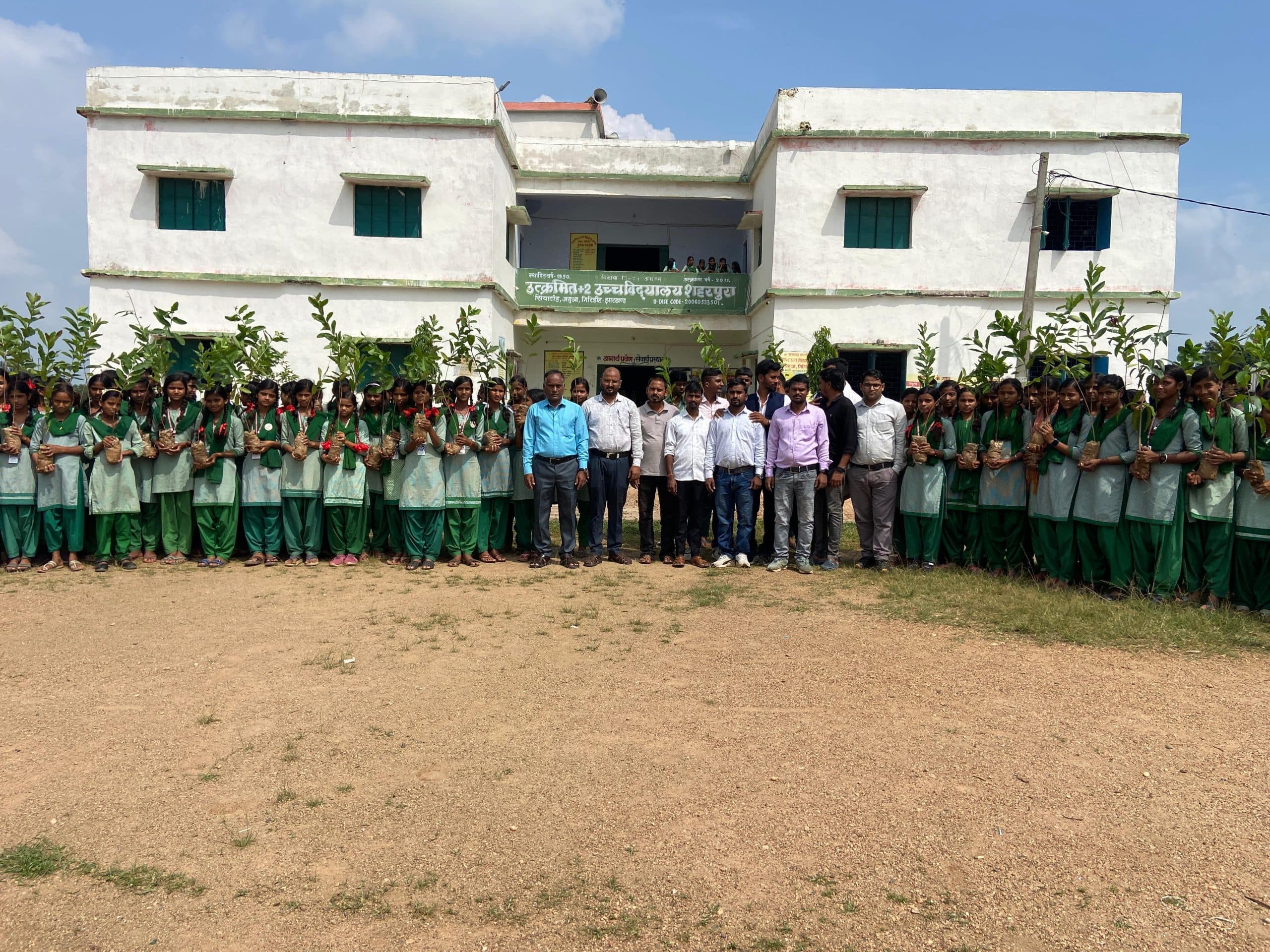 Giridih News: प्लस टू उच्च विद्यालय शाहपुर में हुआ पौधरोपण