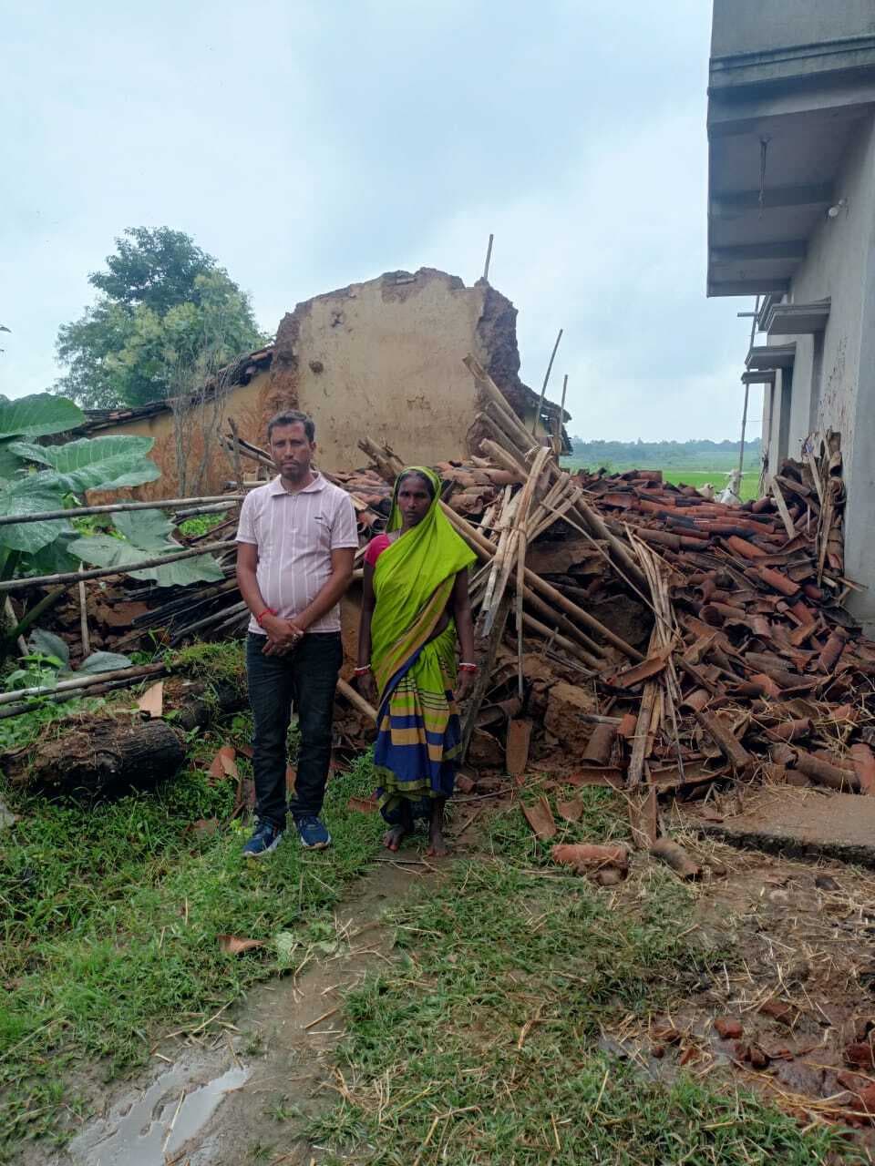 Giridih News :बारिश से गिरा कच्चा मकान, बेघर हुआ परिवार