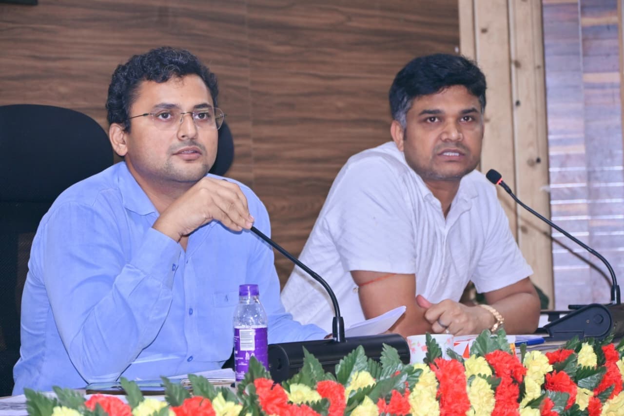 Giridih News: एसडीओ ने की जिला व स्वच्छता समिति के साथ बैठक