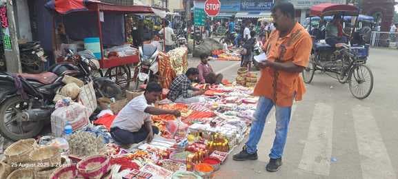 तीज व चौठ चंद्र पर्व आज, पूजा सामग्री की खरीदारी को लेकर बाजारों में उमड़ी भीड़