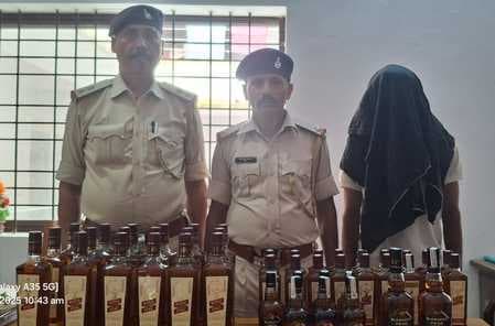 मेहरमा में 45 बोतल विदेशी शराब के साथ एक गिरफ्तार