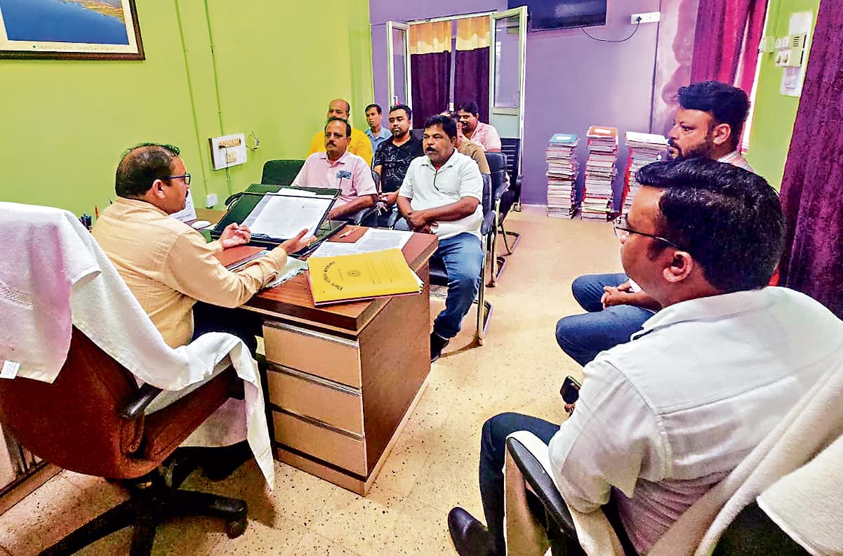 Seraikela Kharsawan News : बिना हेलमेट नहीं मिलेगा पेट्रोल, नियम तोड़ने वालों पर सख्ती