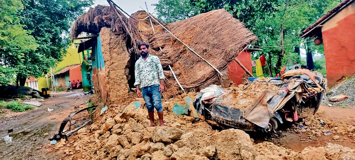 Seraikela Kharsawan News : मिट्टी के घर नहीं झेल पा रहे बारिश का दबाव, बेघर हो रहे परिवार