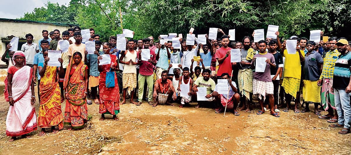 Seraikela Kharsawan News : ईचागढ़ : चार माह का अंगूठा लगवा कर दो माह का राशन दिया, ग्रामीणों का फूटा गुस्सा, विरोध-प्रदर्शन