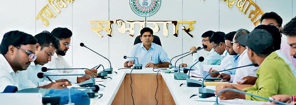 Chaibasa News : ग्रामीण जलापूर्ति योजनाओं की मरम्मत और देखभाल के लिए प्राक्कलन बनायें : डीडीसी