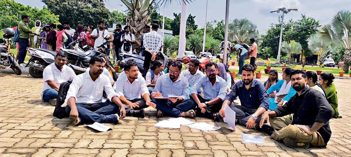 Chaibasa News : जिला स्तर की बहाली में स्थानीय की उपेक्षा पड़ोसी राज्यों के अभ्यर्थियों को मिली जगह