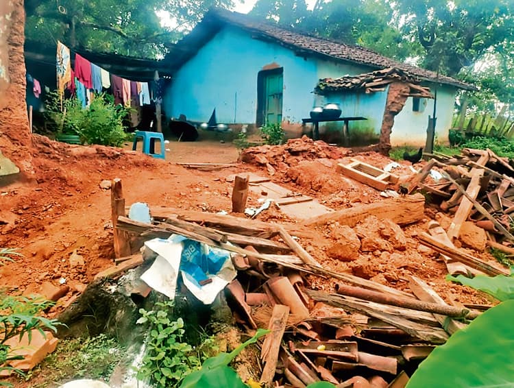 Chaibasa News : सारंडा : घर की दीवार गिरने से मुखिया की सास की मौत