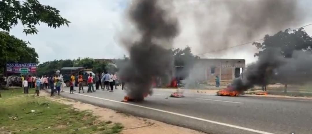 Giridih News: भू माफिया के खिलाफ ग्रामीणों ने किया रोड जाम