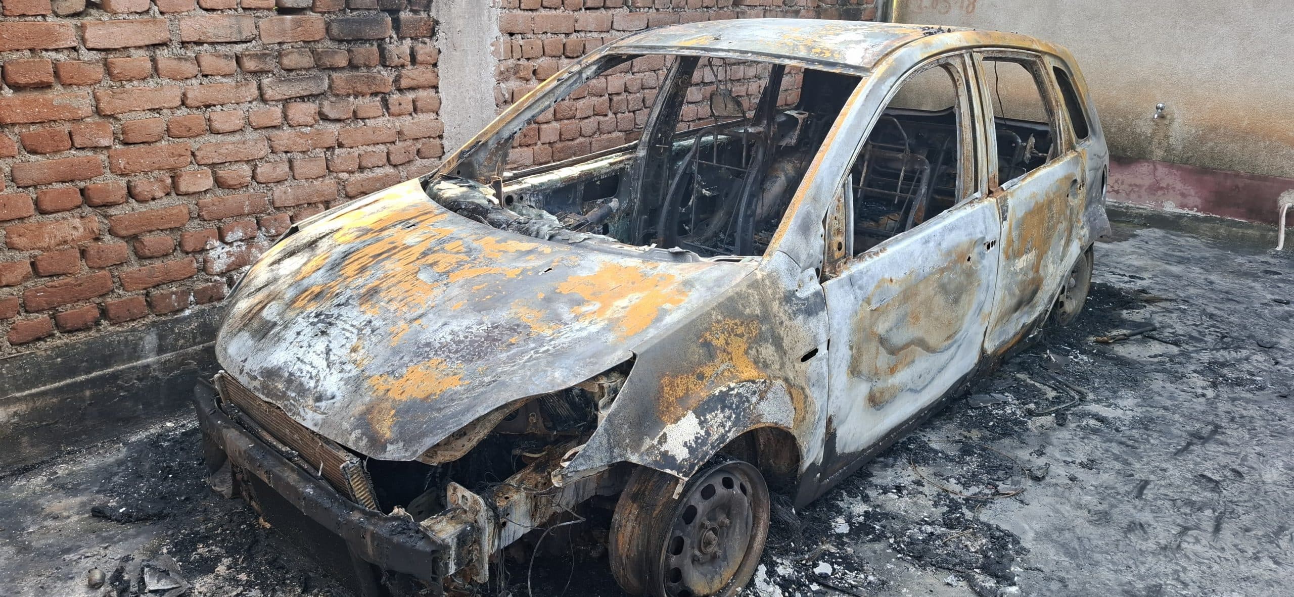 Giridih News: आग लगने से कार जलकर राख