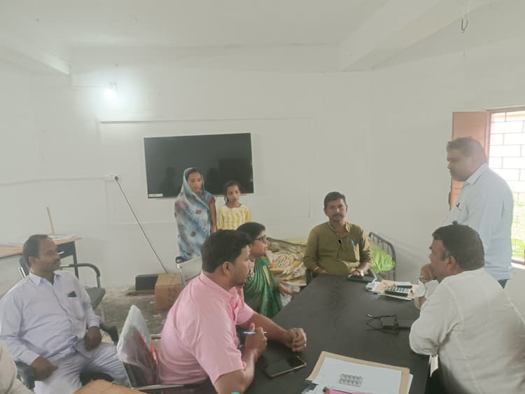 Giridih News: प्रताड़ना की आरोपित शिक्षिका व छात्रा के मामले को ले बीइइओ ने की बैठक