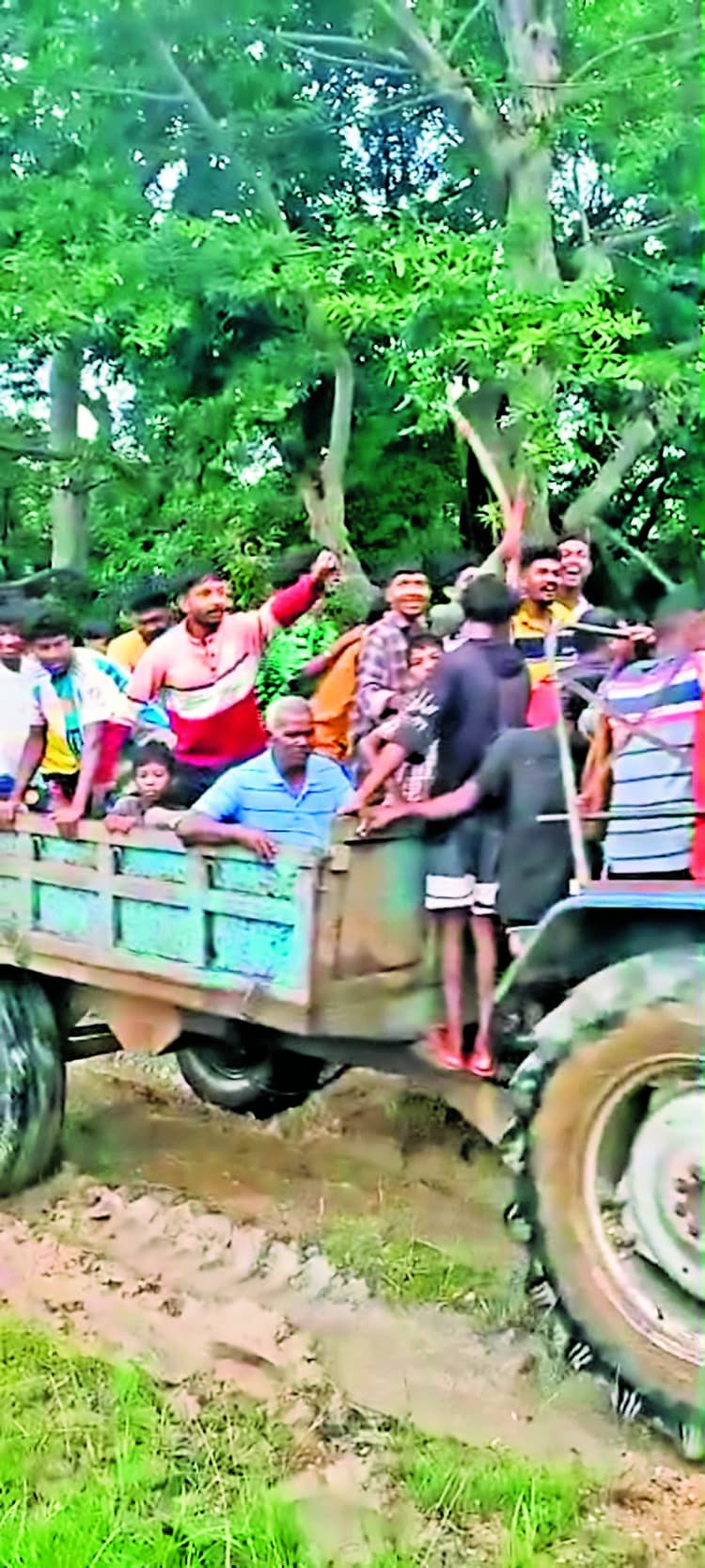 Chaibasa News : 10 जंगली हाथियों का 20 घंटे तक उत्पात, नवागांव के ग्रामीणों ने संभाला मोर्चा