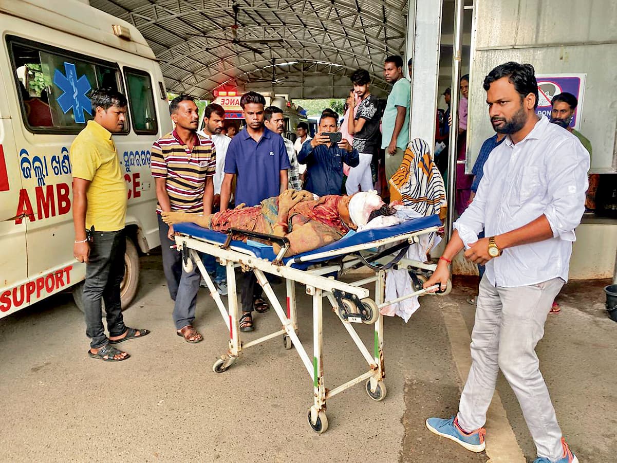 Rourkela News: पिकअप अनियंत्रित होकर पेड़ से टकरायी, एक की मौत, 30 से ज्यादा घायल