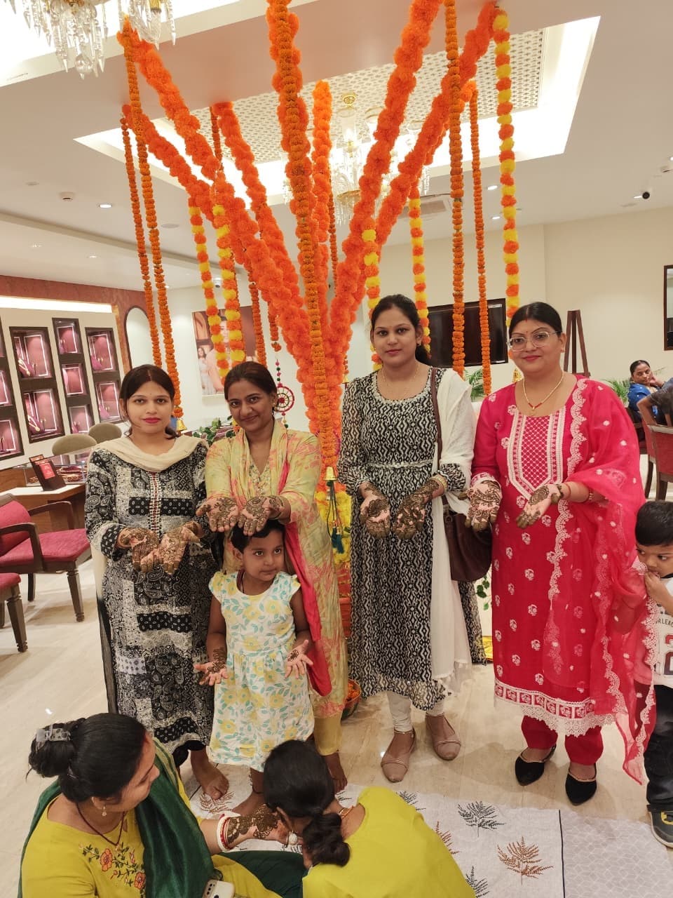 तीज की पूर्व संध्या पर तनिष्क शोरूम में मेहंदी इवेंट का आयोजन