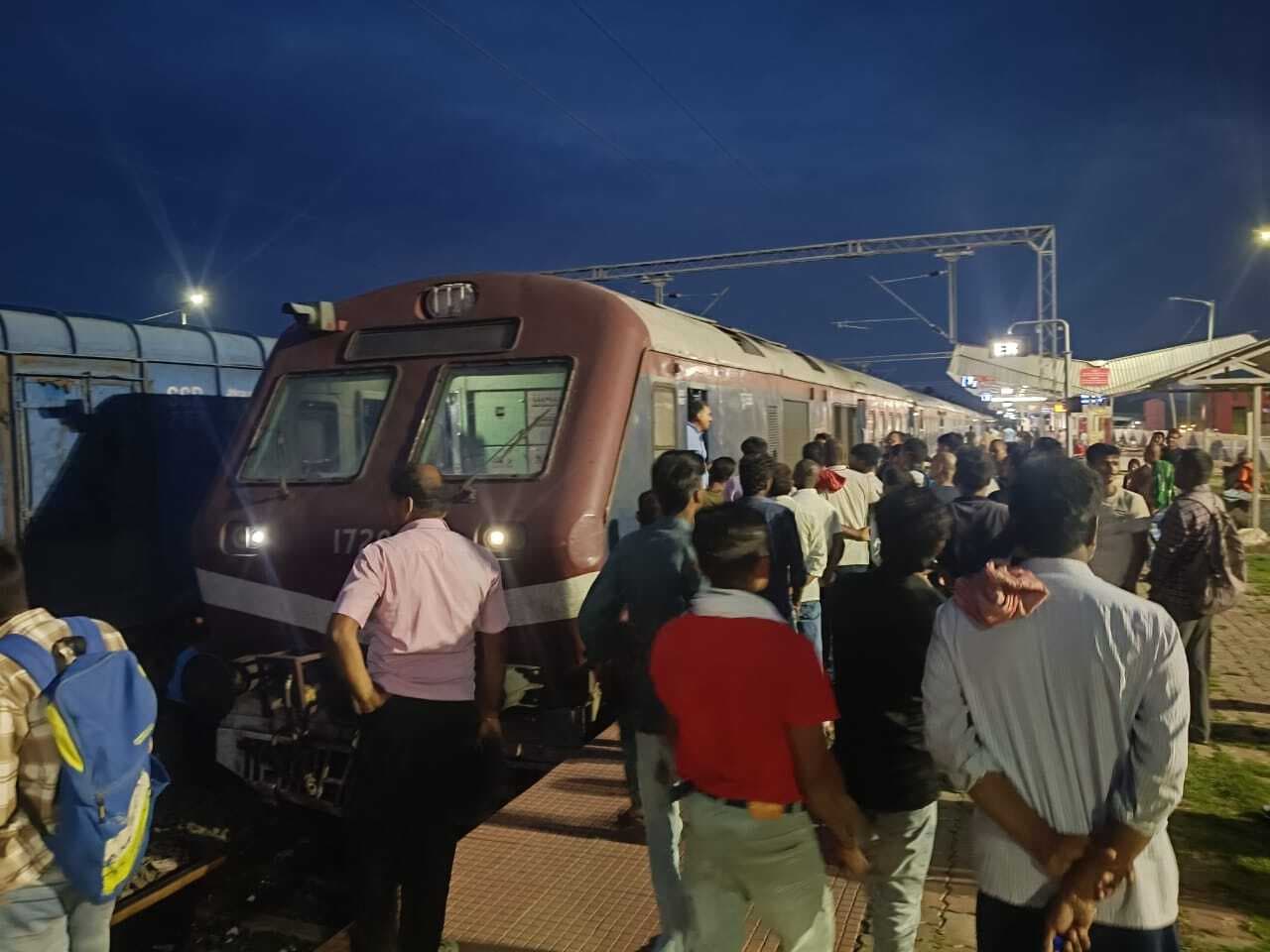 मुंगेर रेलवे स्टेशन पर ढ़ाई घंटे तक रूकी रही डीएमयू ट्रेन, यात्री रहे परेशान