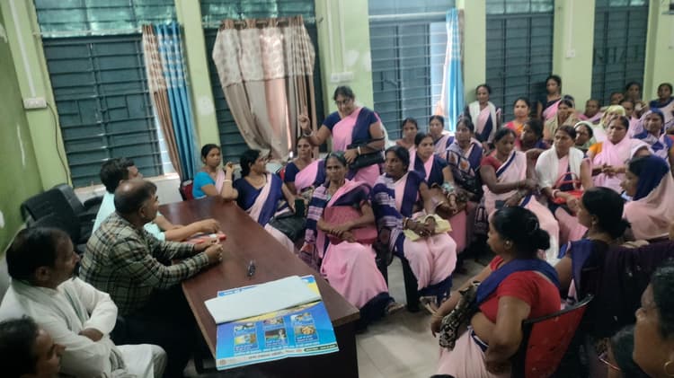 Bhagalpur news मैनेजर ने लगायी फटकार, तो भड़की आशा दीदियों ने किया हंगामा