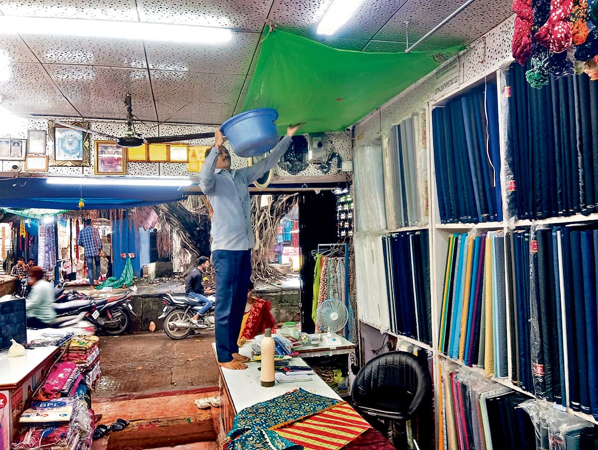 East Singhbhum News : दुकानें जर्जर, प्लास्टिक टांग सामान को बचा रहे दुकानदार