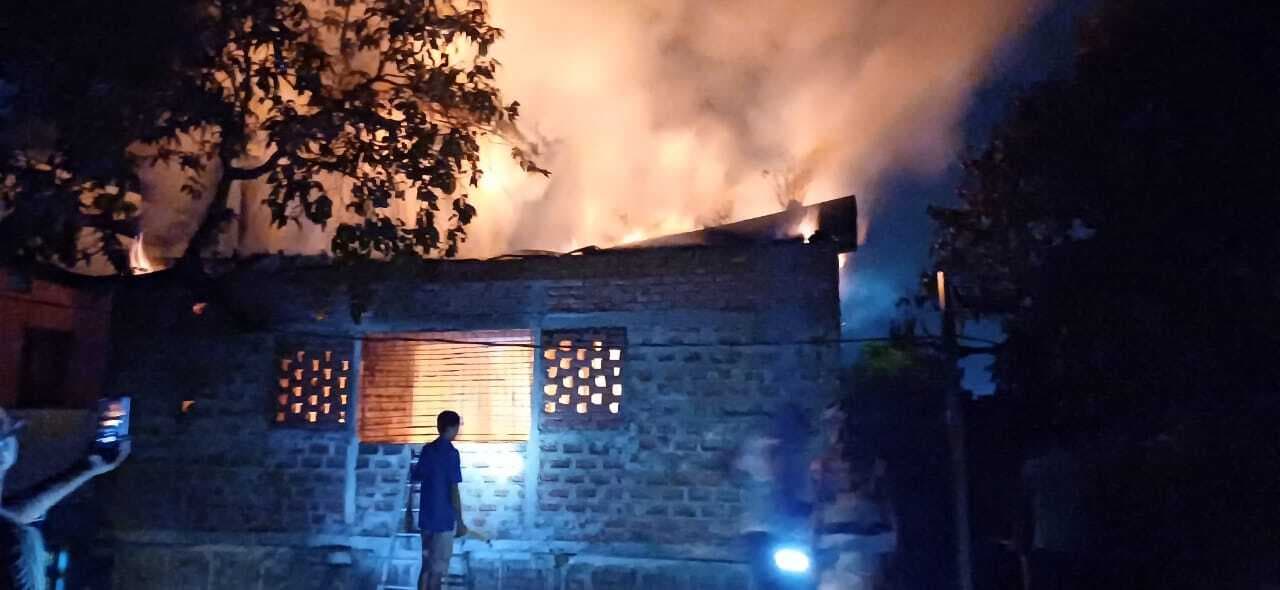 Bhagalpur news पूजा के दीपक से लगी आग एक घर राख