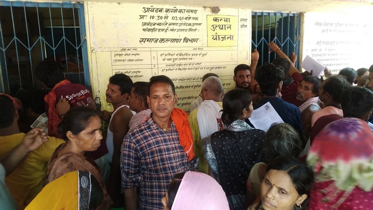 लाभुकों की सूची में नाम नहीं होने पर बाढ़ पीड़ितों में आक्रोश