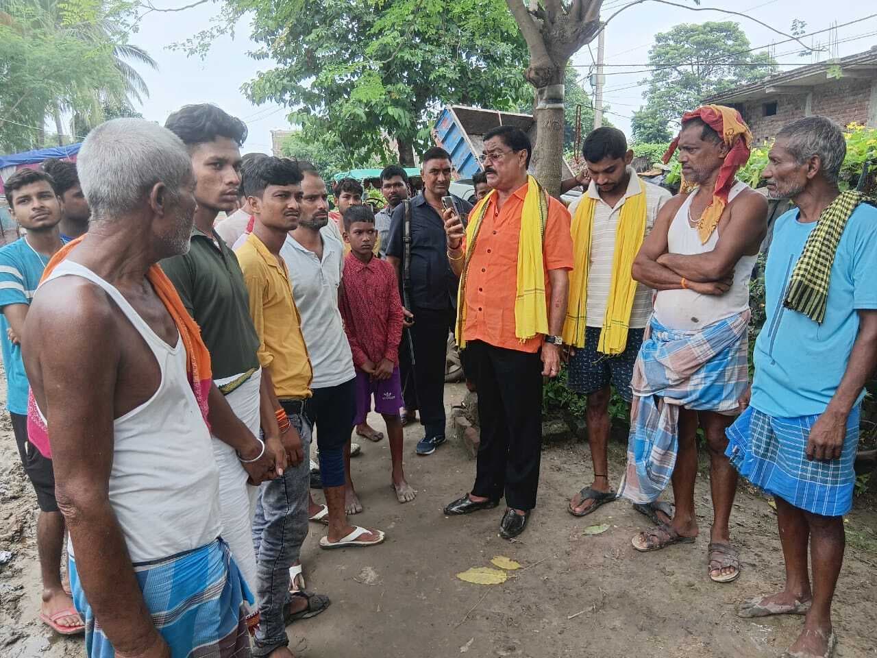 Bhagalpur news सरकारी पोखर में गंदगी डालने पर ग्रामीणों ने जताया आक्रोश