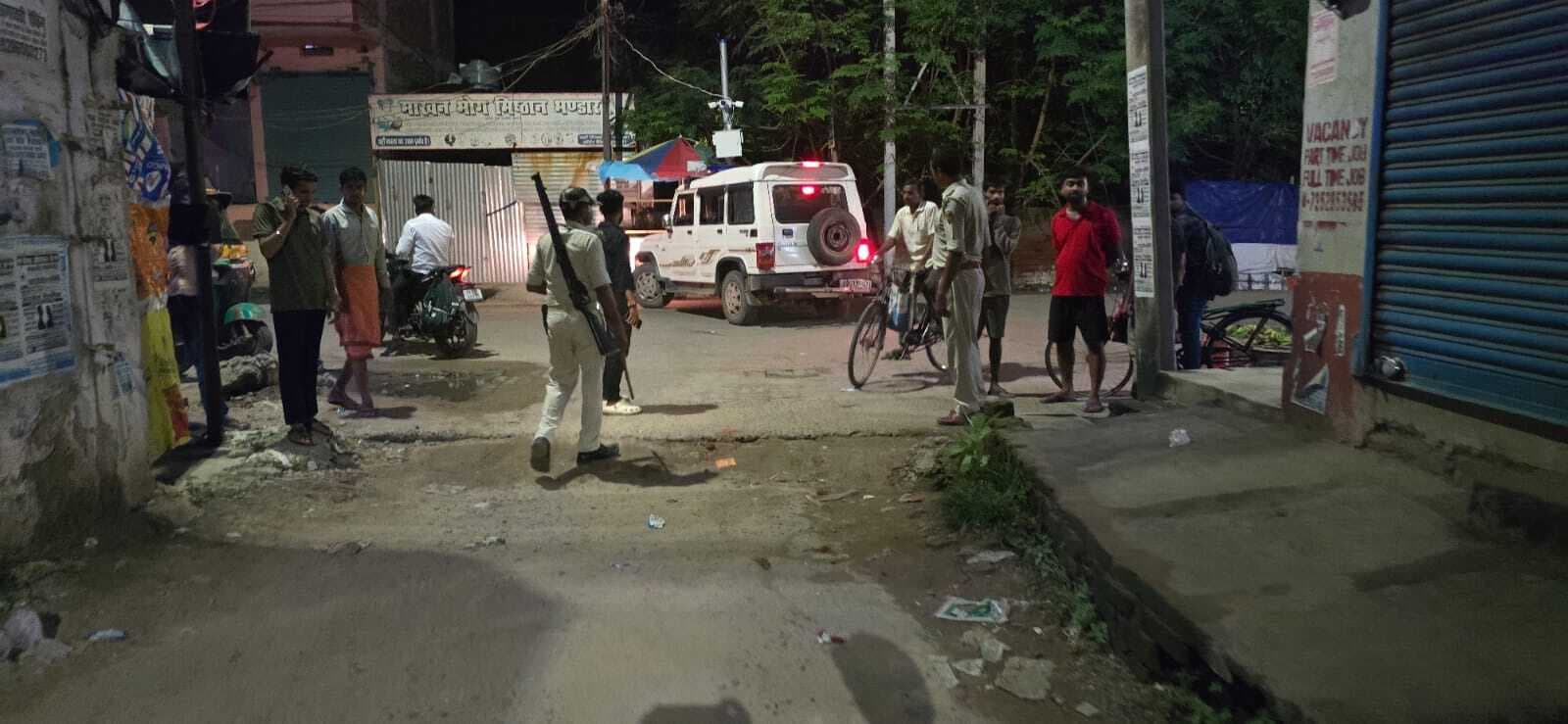 दिवंगत लोहा व्यवसायी की पत्नी पर बदमाशों ने की फायरिंग, बची