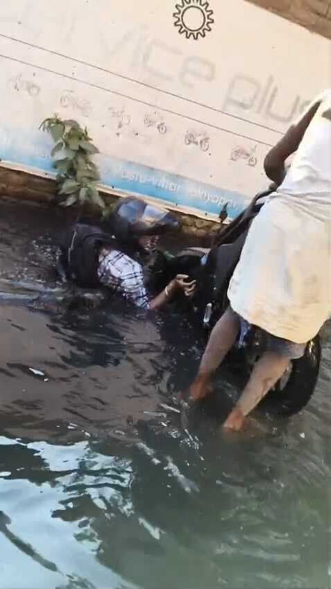 जलजमाव के विरोध में आगजनी, जाम