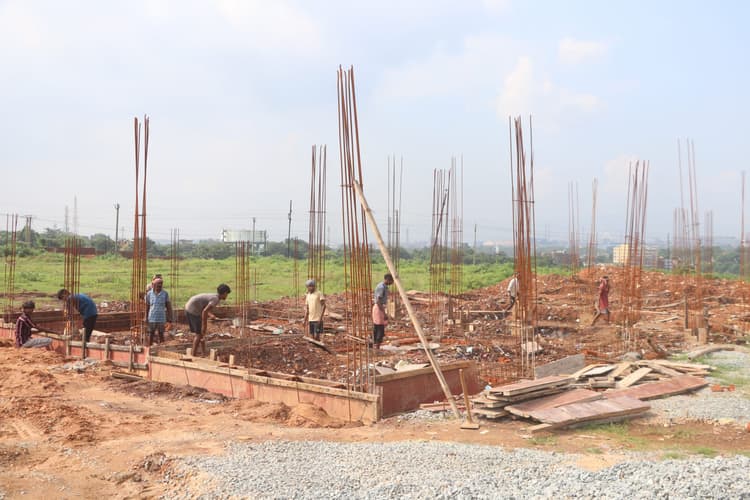 Jamshedpur News : धीमी गति से हो रहा जयपाल सिंह मुंडा स्टेडियम का निर्माण