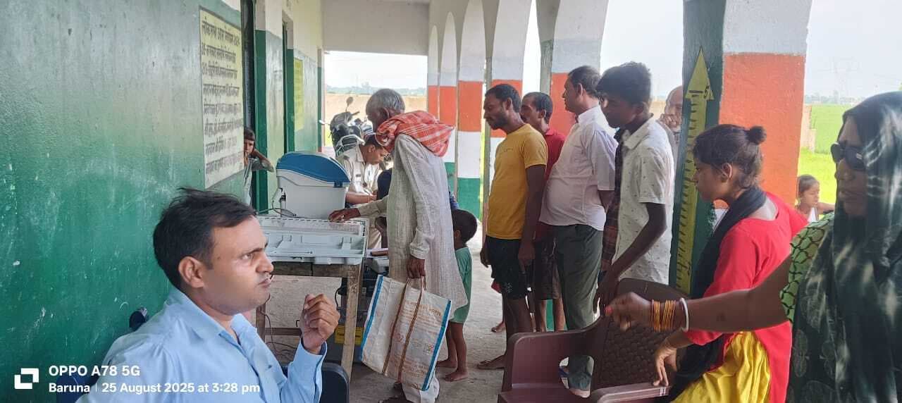 अकोढ़ी में इवीएम व वीवीपेट से समझाया गया मतदान की प्रक्रिया