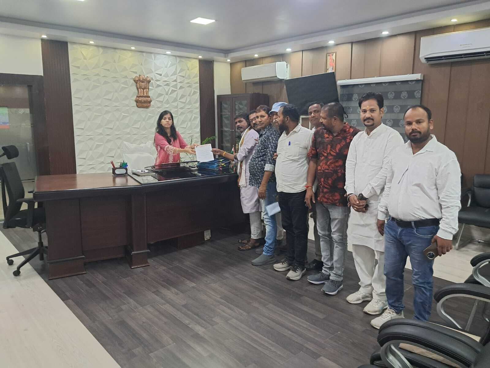 नगर पूजा समिति के शिष्टमंडल ने डीएम को सौंपा ज्ञापन