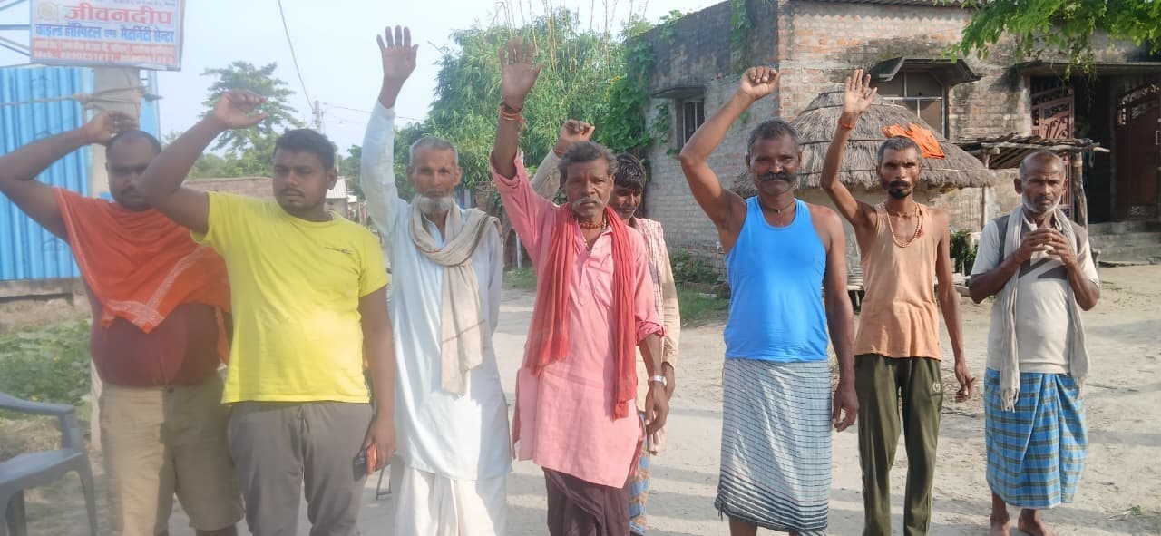 Bettiah : वार्ड में सफाई नहीं होने से ग्रामीणों का प्रदर्शन