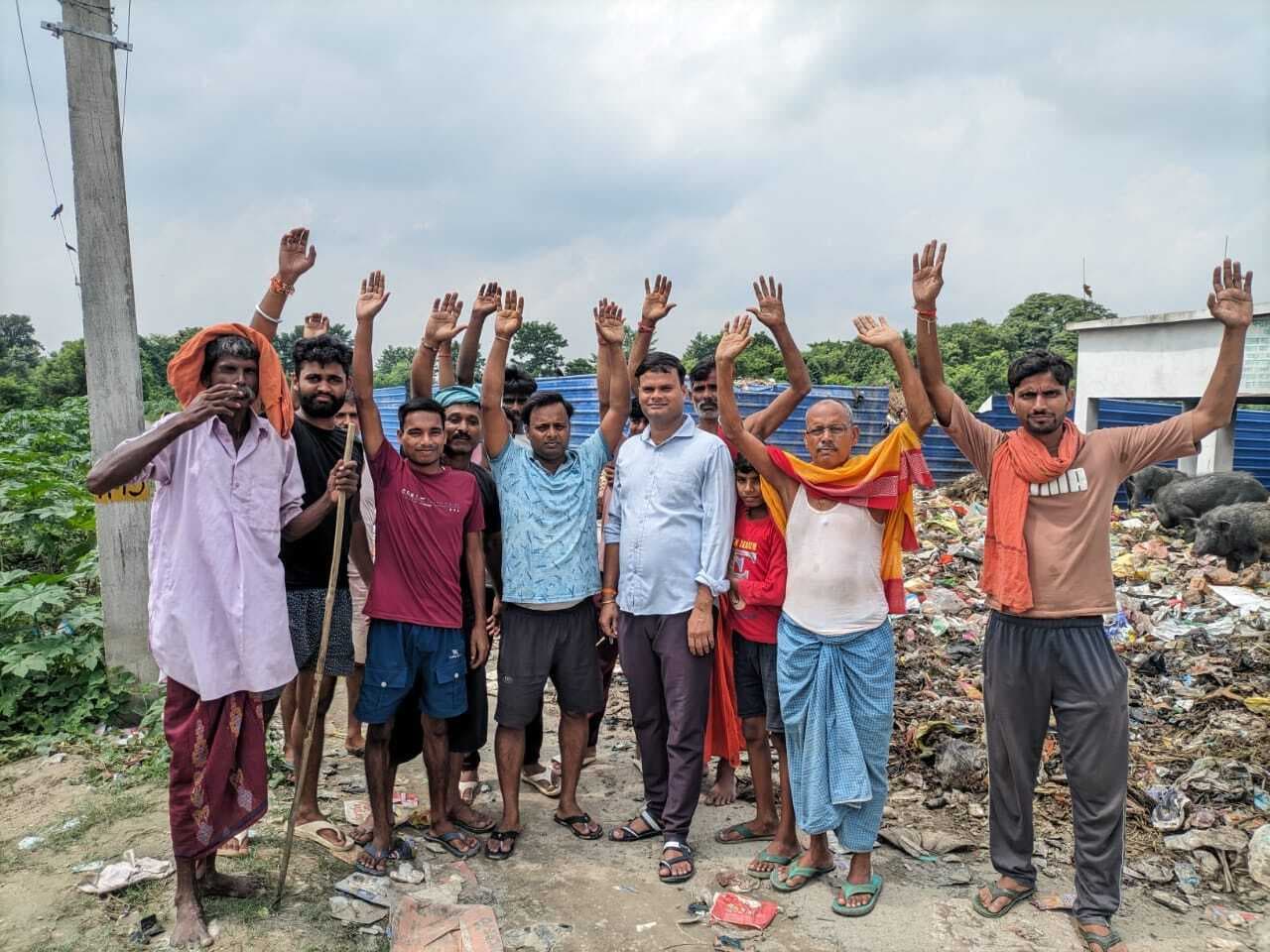 बैरान बैकुंठधाम के पास कचरा डंपिंग के विरोध में ग्रामीणों ने किया प्रदर्शन