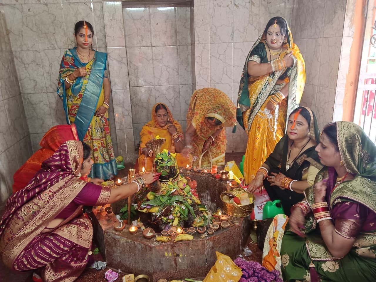 साहिबगंज में सुहागिनों ने मनाया तीज पर्व, मंदिर में सुनी कथा